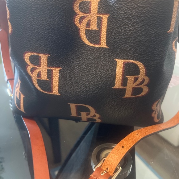 Dooney and Bourke purse - Picture 1 of 1
